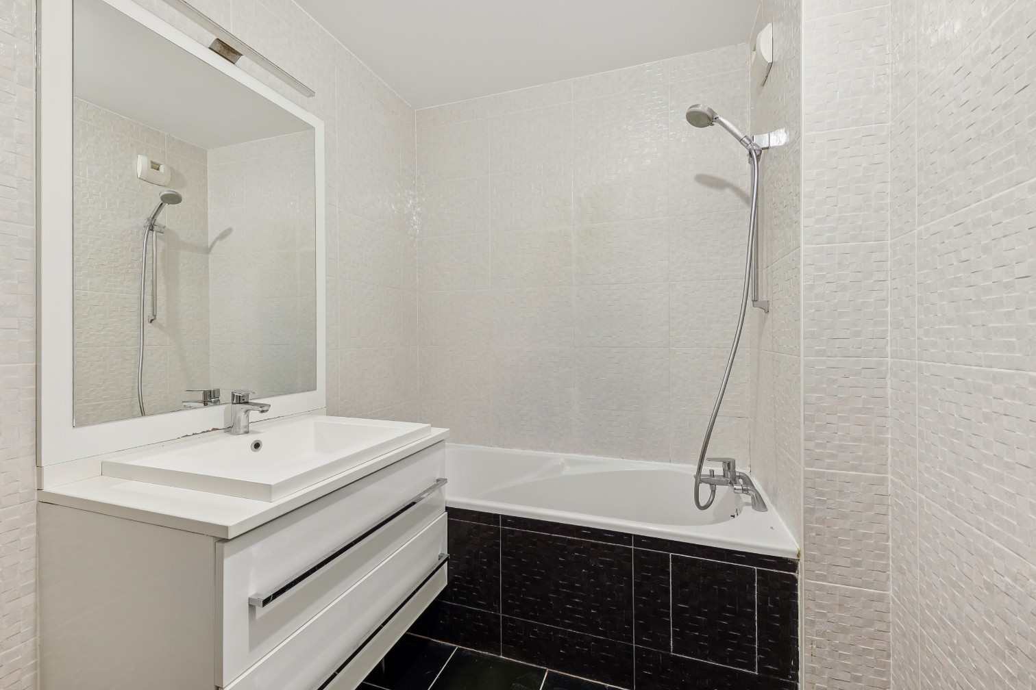 
                                                Vente
                                                 Appartement 3 pièces avec balcon + Parking