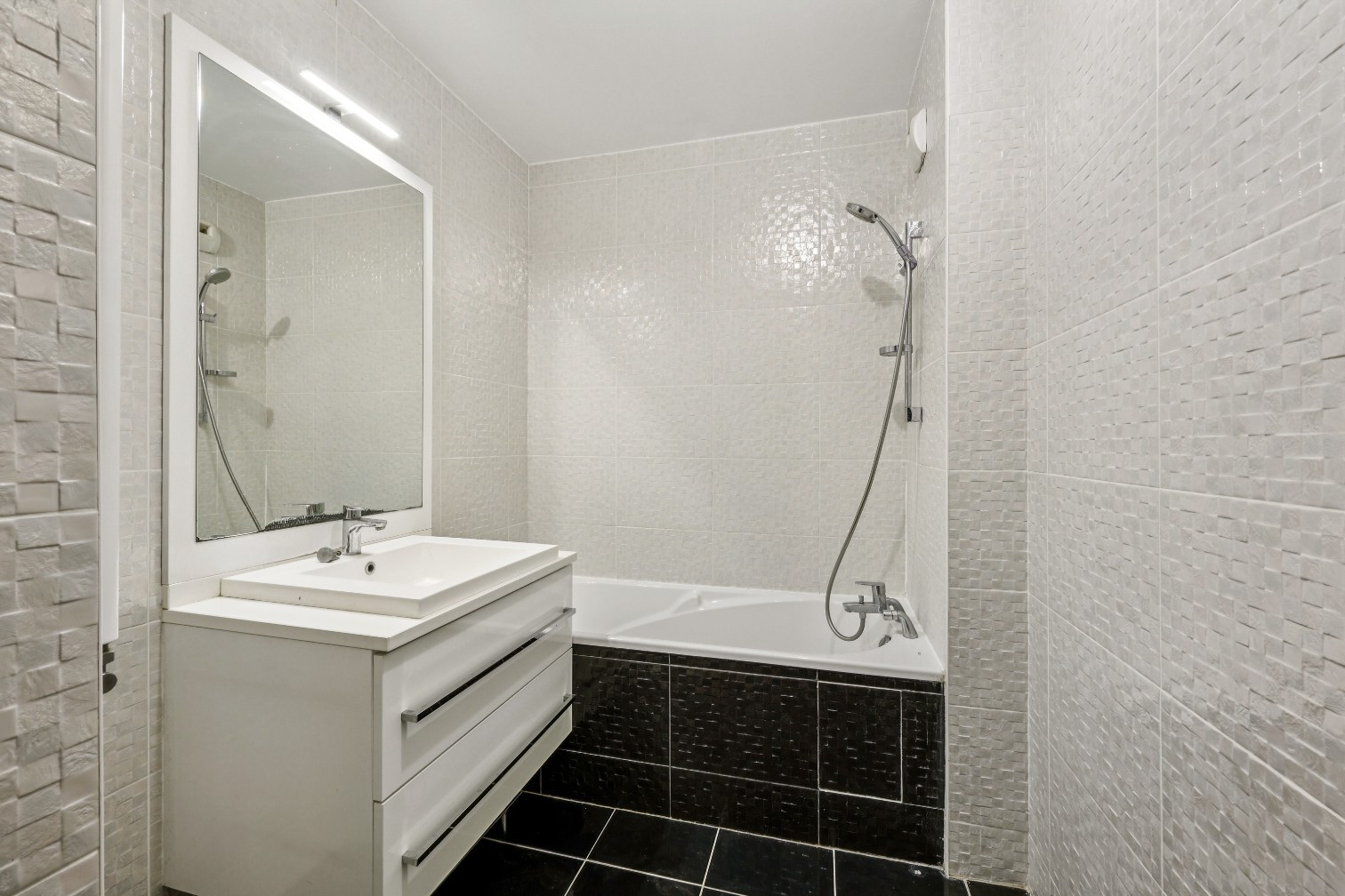 
                                                Vente
                                                 Appartement 3 pièces avec balcon + Parking