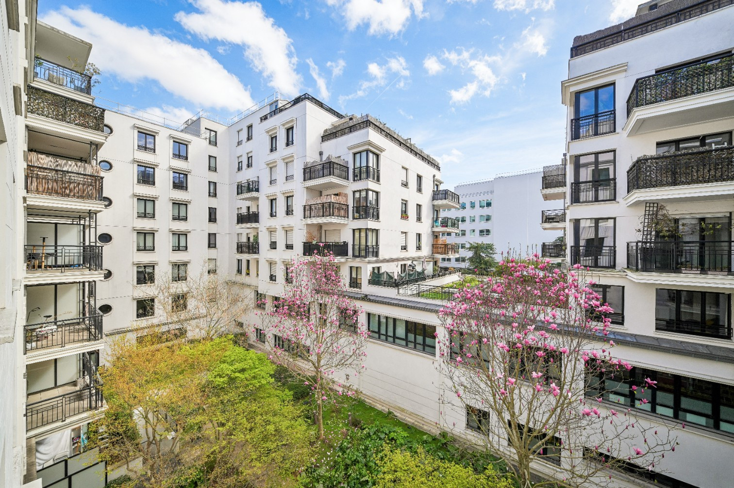 
                                                Vente
                                                 Appartement 3 pièces avec balcon - Suresnes