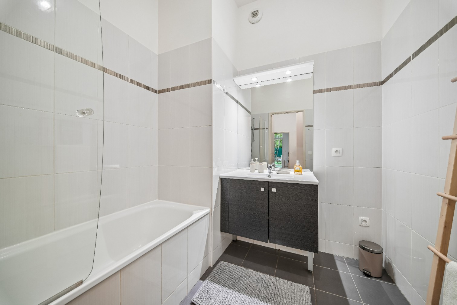 
                                                Vente
                                                 Appartement 3 pièces en Rez-de-Jardin - Suresnes