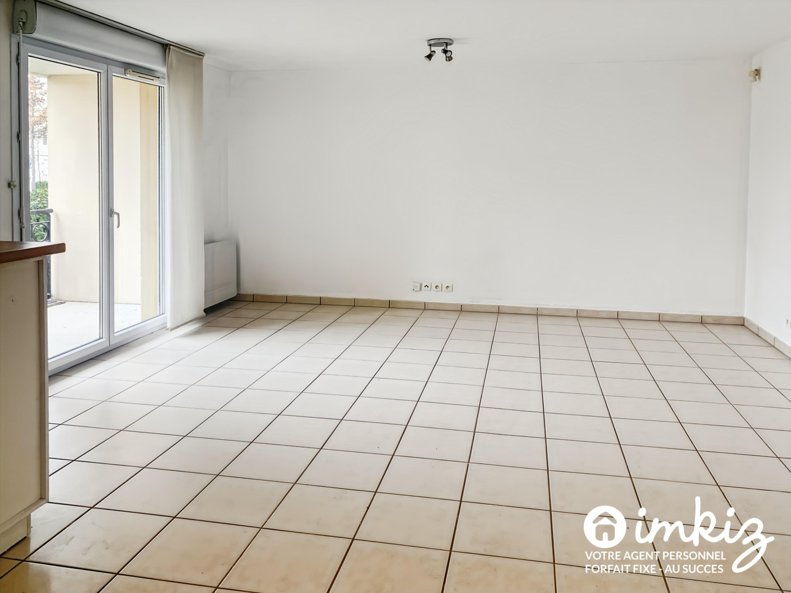 
                                                Vente
                                                 Appartement 3 pièces avec terrasse - proche RER