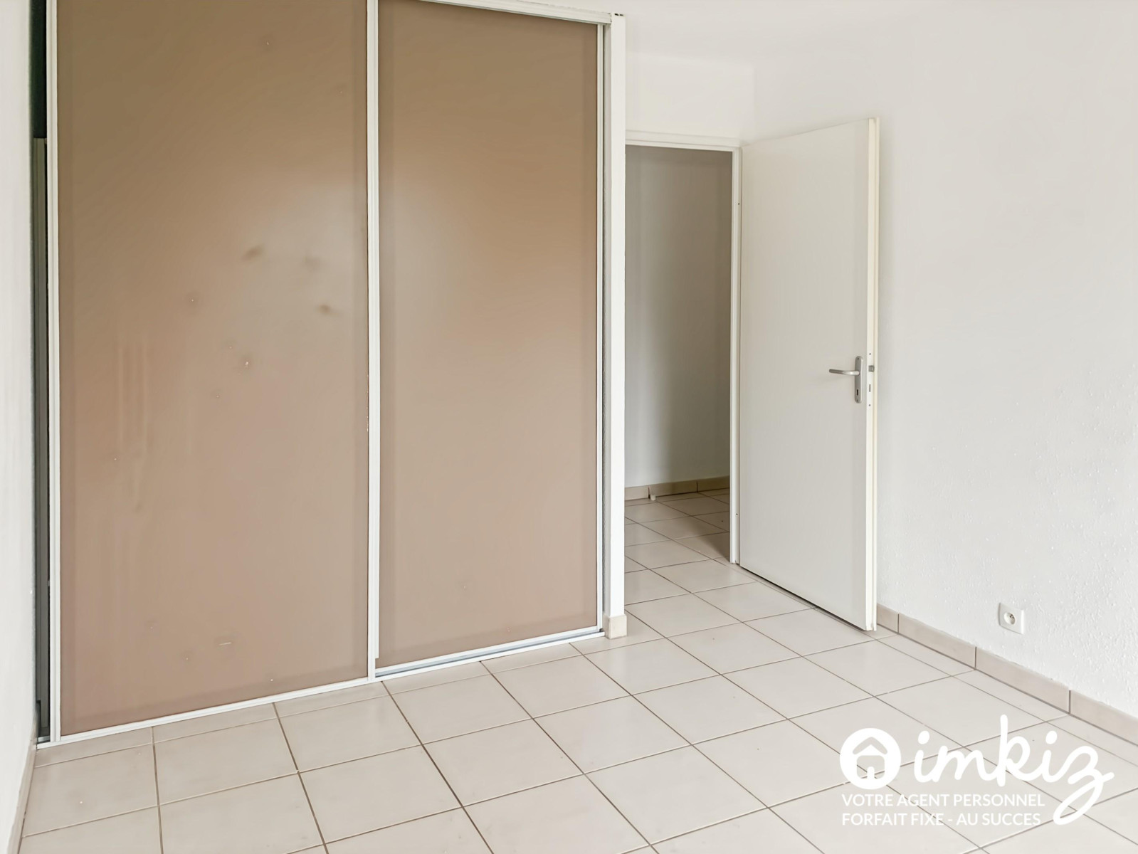 
                                                Vente
                                                 Appartement 3 pièces avec terrasse - proche RER