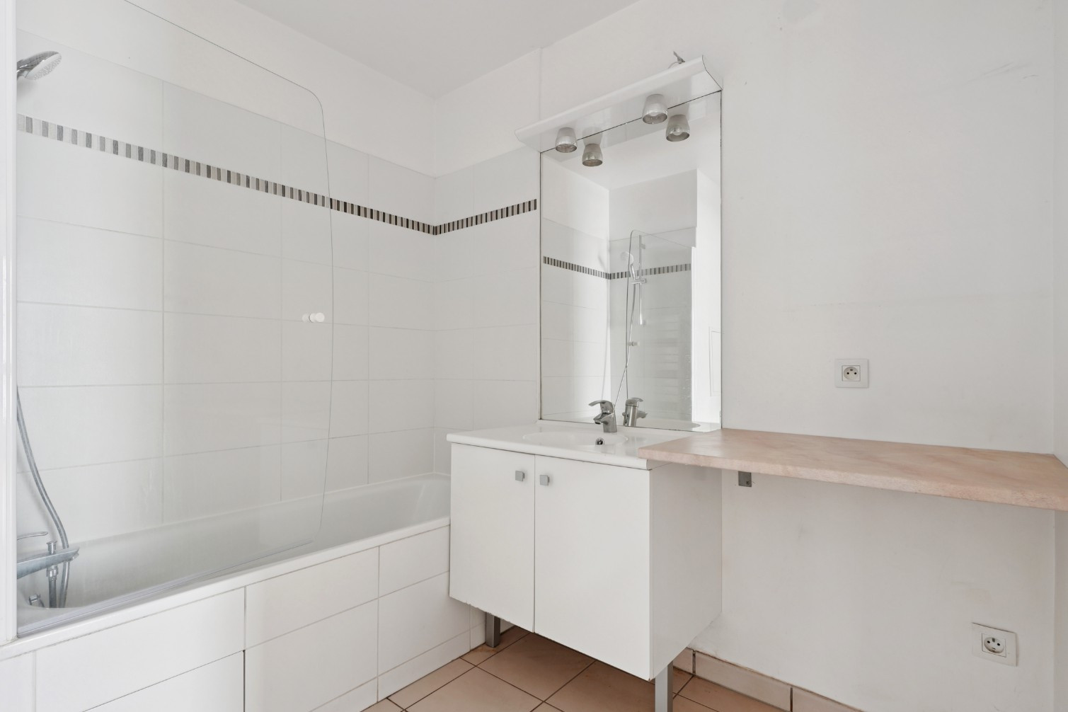 
                                                Vente
                                                 Appartement 3 pièces avec terrasse - Saint-Ouen