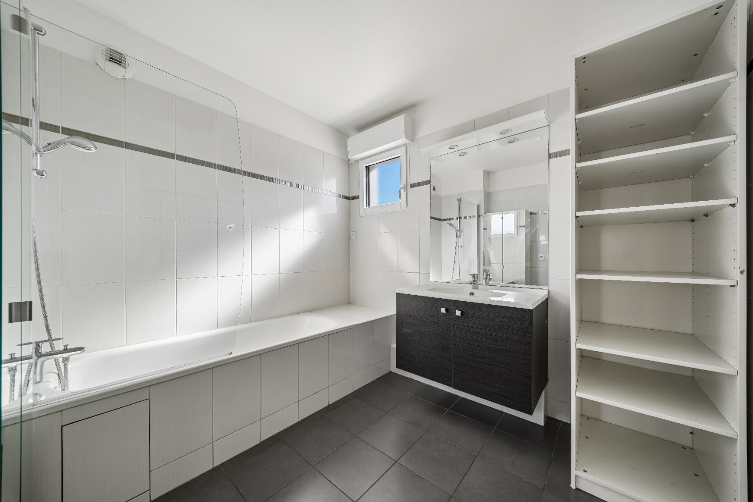 
                                                Vente
                                                 Appartement 3 pièces avec terrasse - Suresnes