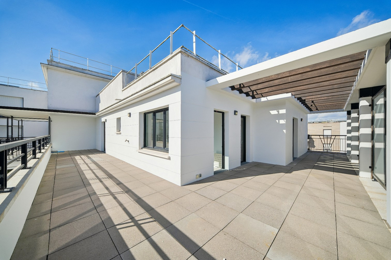 
                                                Vente
                                                 Appartement 3 pièces avec terrasse - Suresnes