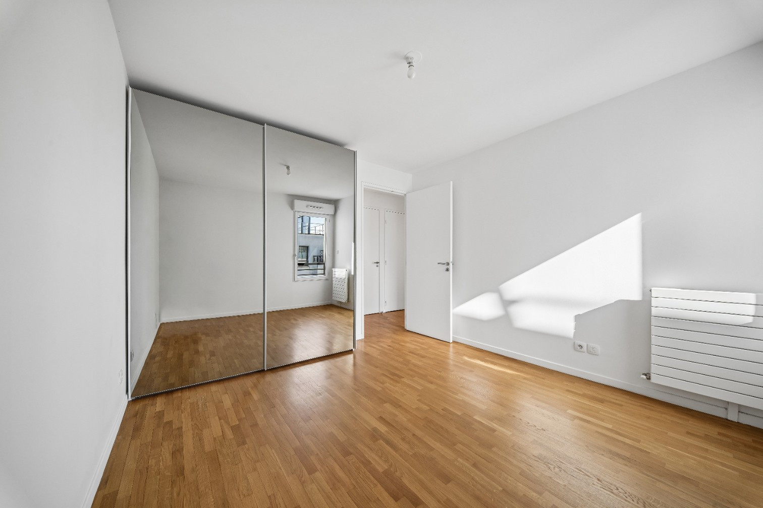 
                                                Vente
                                                 Appartement 3 pièces avec terrasse - Suresnes