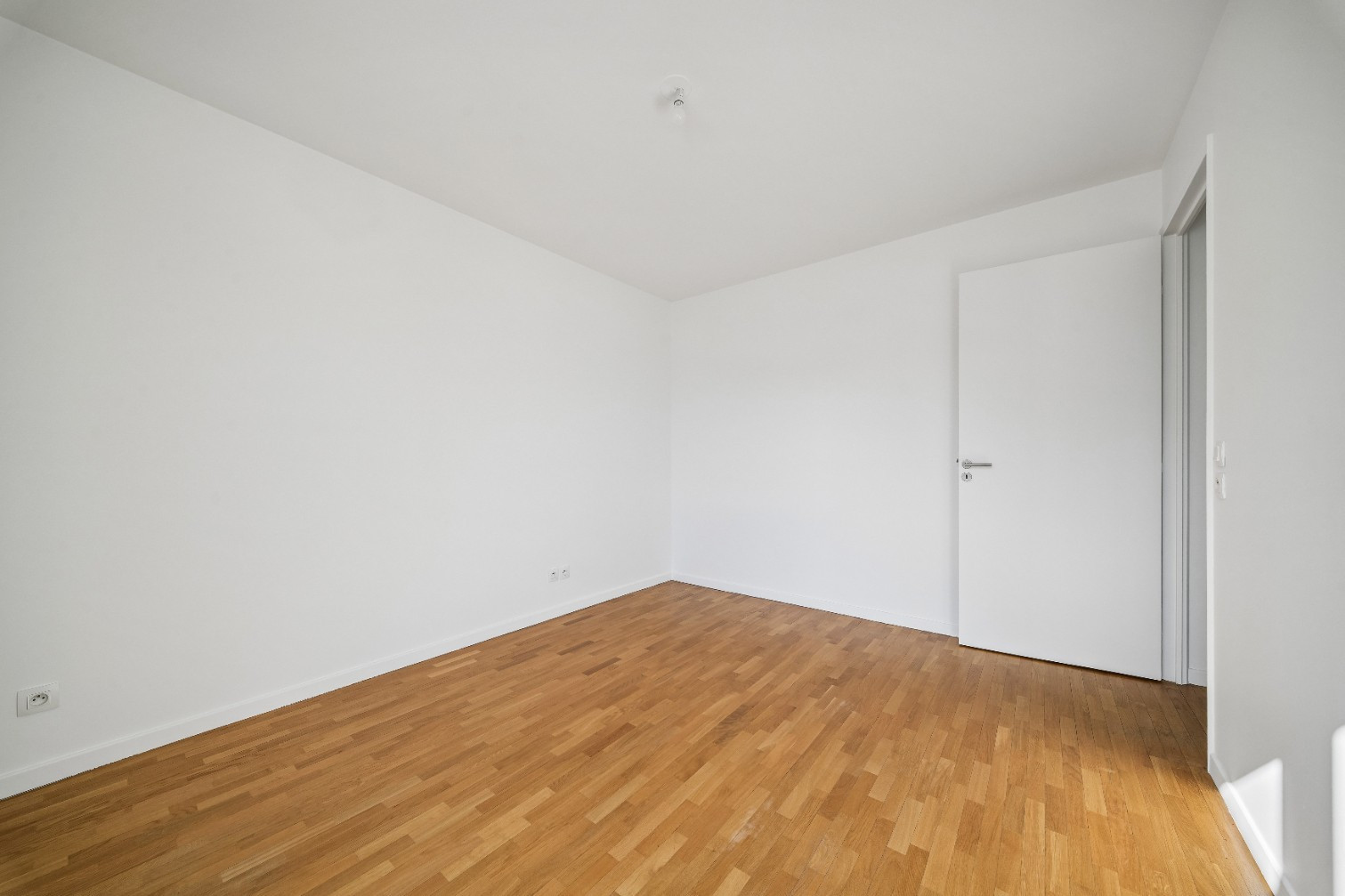 
                                                Vente
                                                 Appartement 3 pièces avec terrasse - Suresnes
