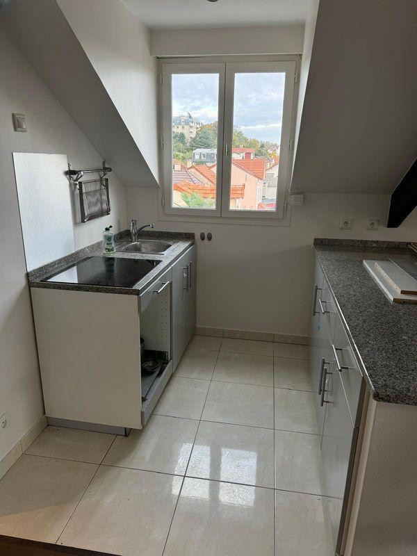 
                                                Location
                                                 Appartement 3 pieces dernier étage