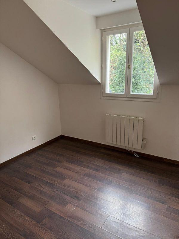 
                                                Location
                                                 Appartement 3 pieces dernier étage