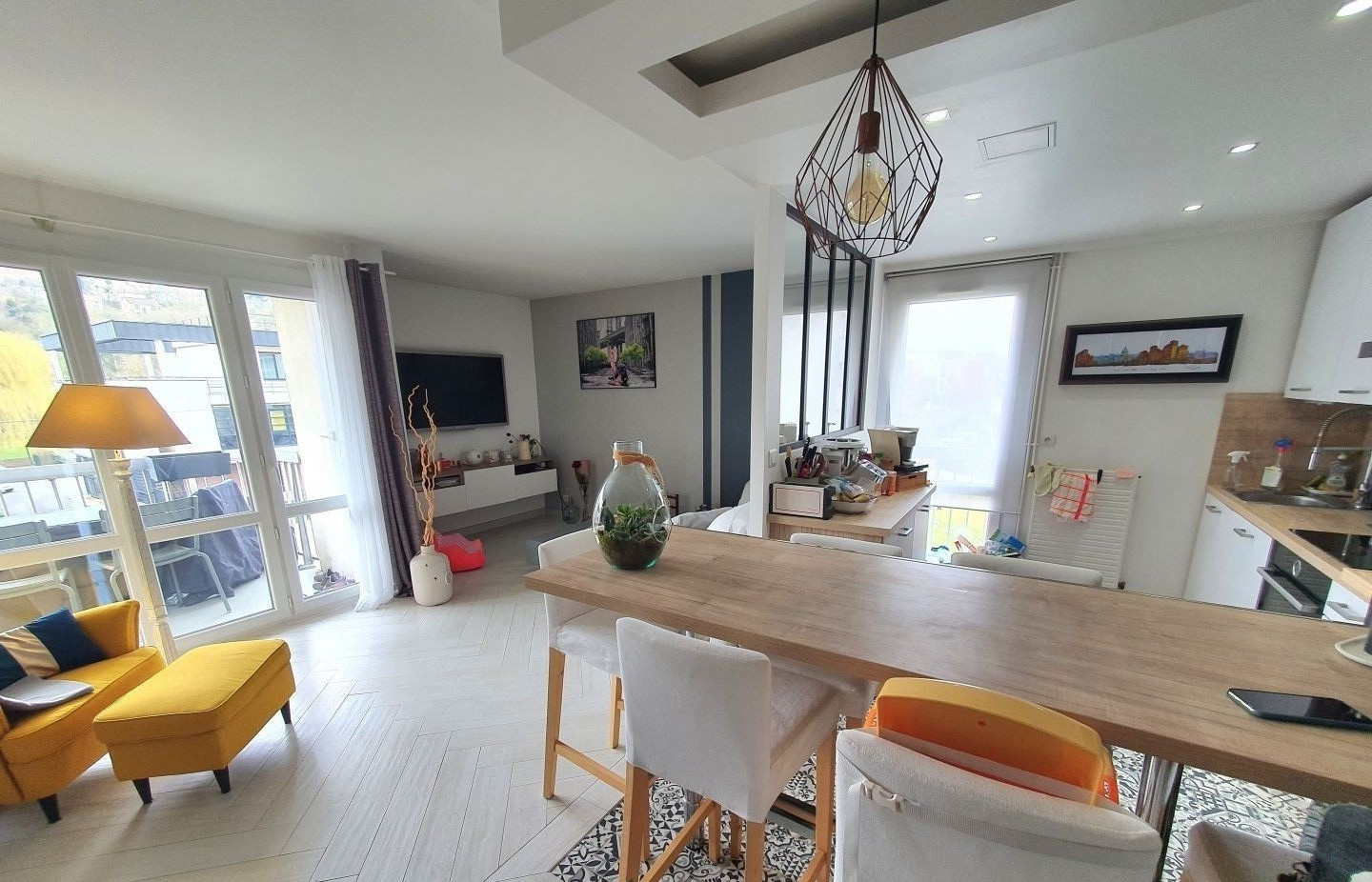 
                                                Location
                                                 Appartement 3 pièces meublé