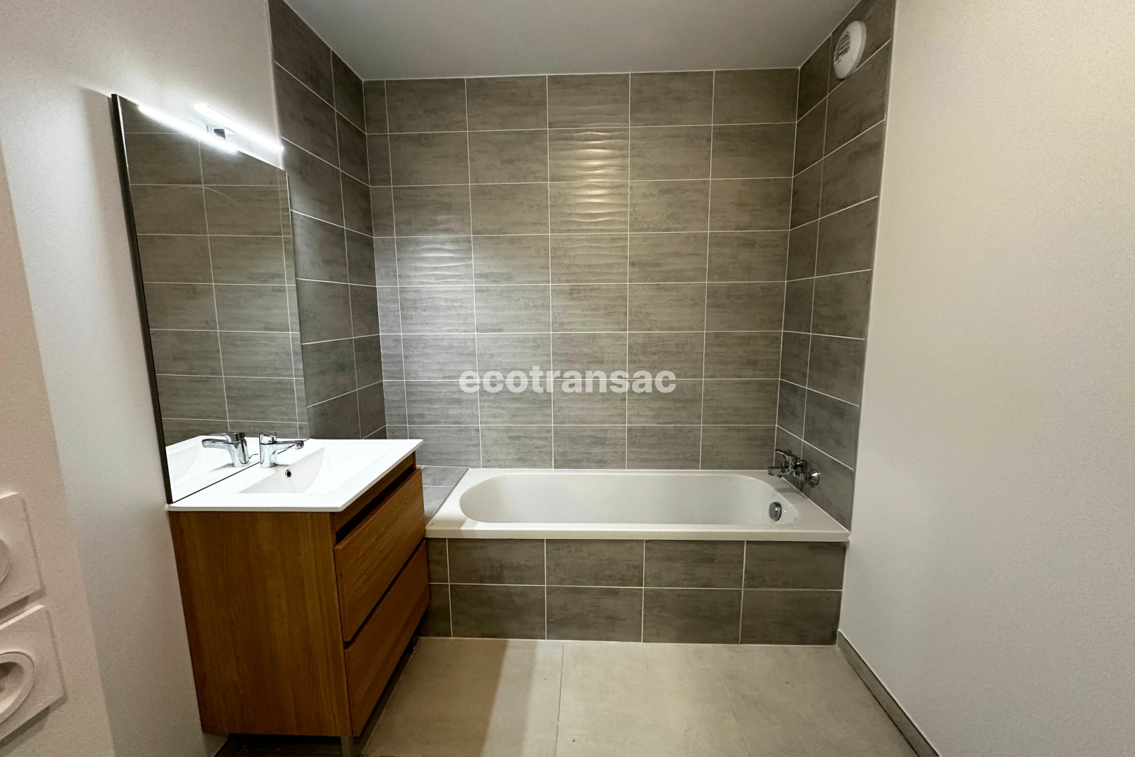 
                                                Vente
                                                 Appartement 3 pièces neuf avec jardin et terrasse à Chasse-sur-Rhône