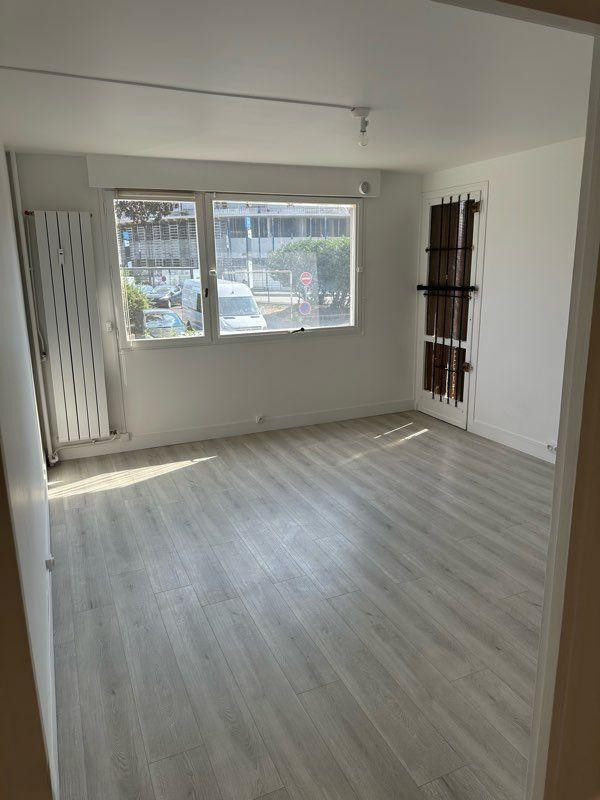 
                                                Location
                                                 Appartement 3 pièces refait à neuf