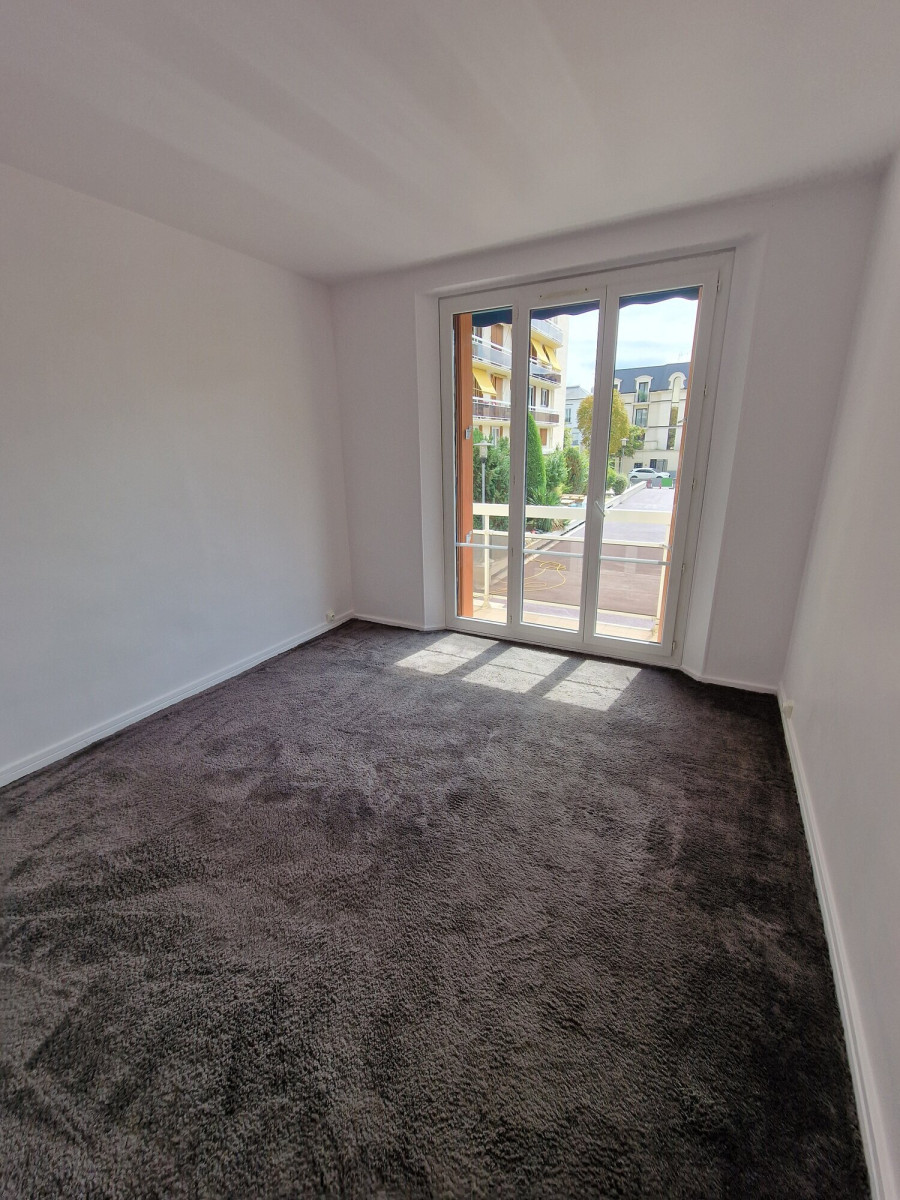 
                                                Location
                                                 Appartement 3 pièces rénové de 63,87 m² — balcon, parking, résidence avec gardien
