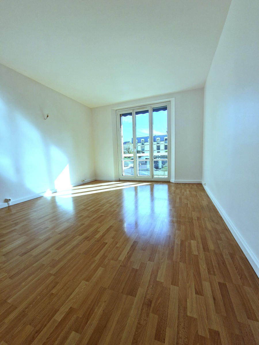 
                                                Location
                                                 Appartement 3 pièces rénové de 63,87 m² — balcon, parking, résidence avec gardien