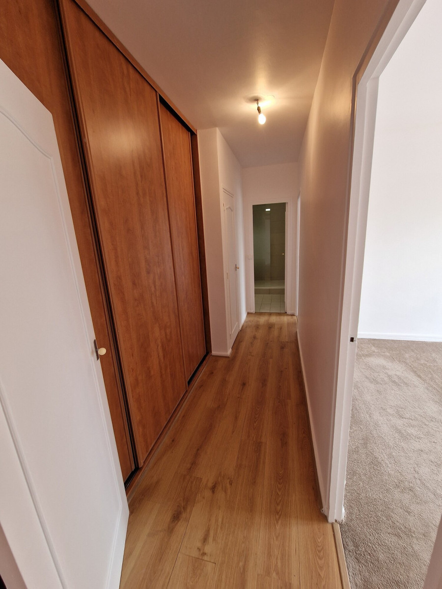 
                                                Location
                                                 Appartement 3 pièces rénové de 63,87 m² — balcon, parking, résidence avec gardien