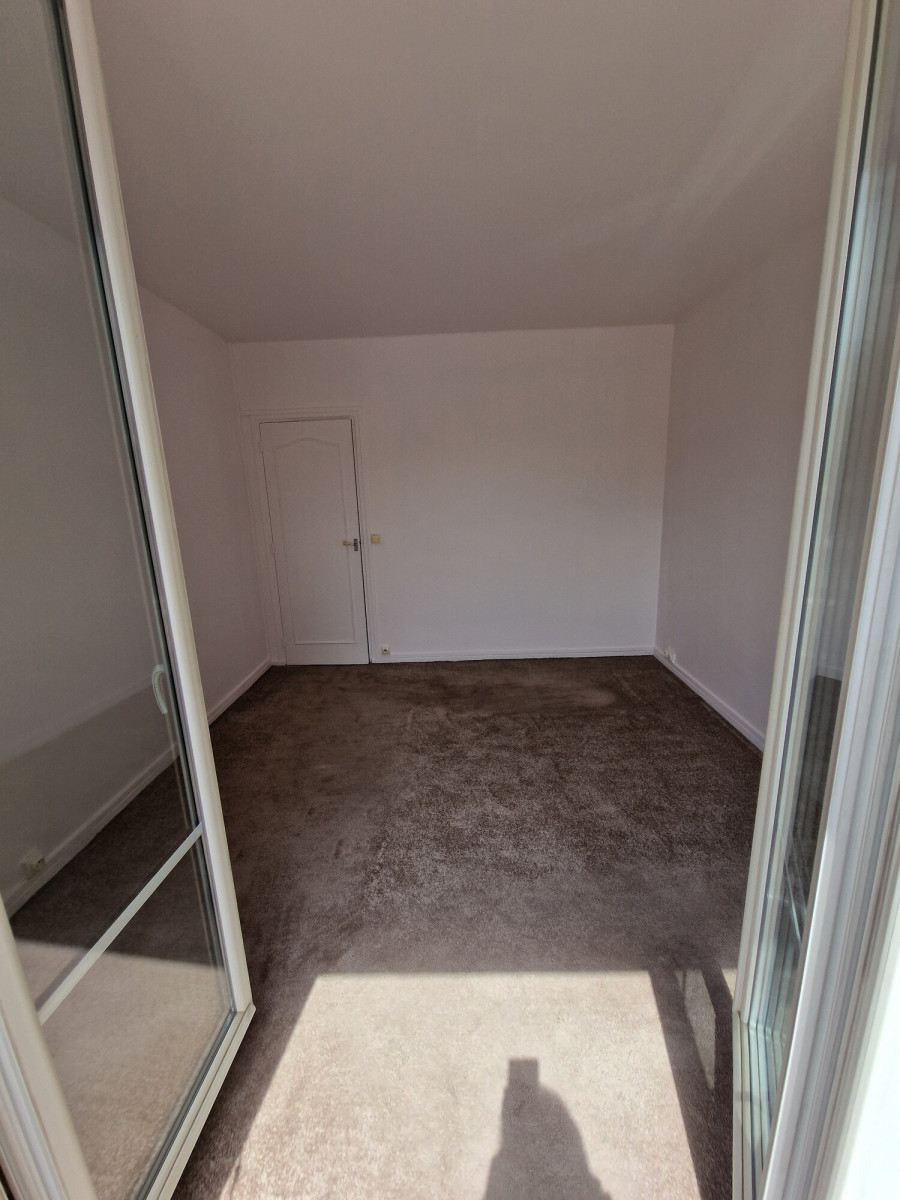 
                                                Location
                                                 Appartement 3 pièces rénové de 63,87 m² — balcon, parking, résidence avec gardien