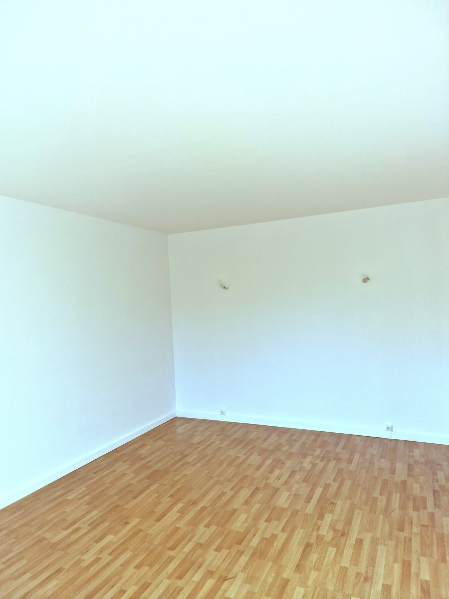 
                                                Location
                                                 Appartement 3 pièces rénové de 63,87 m² — balcon, parking, résidence avec gardien