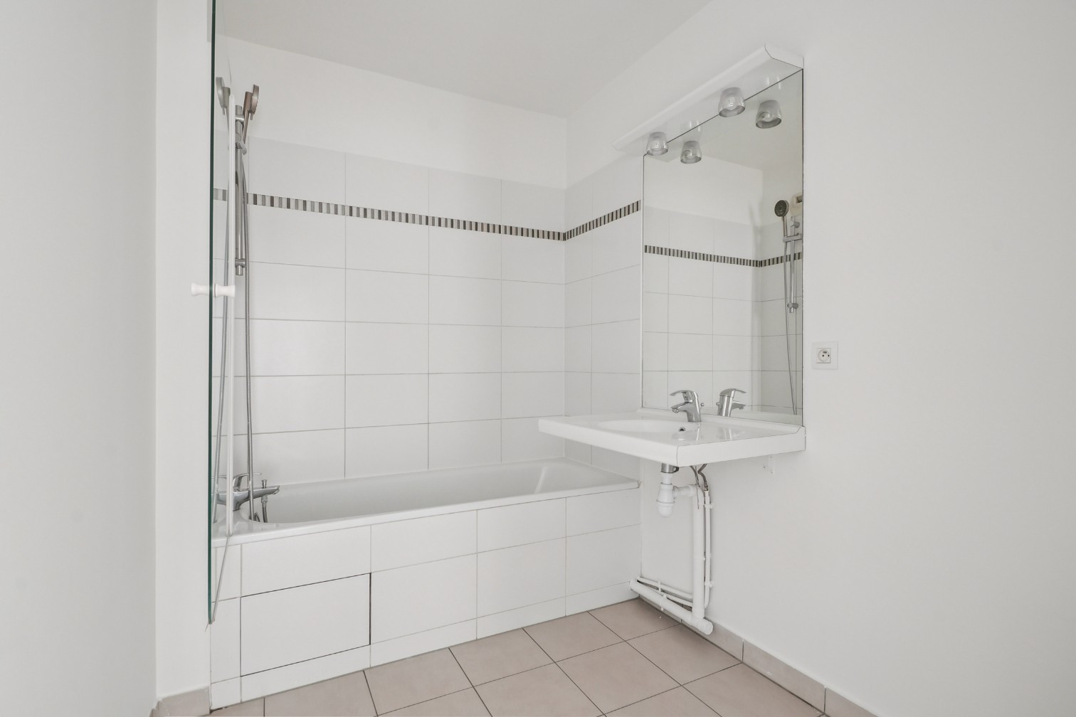 
                                                Vente
                                                 Appartement 3 pièces - Saint-Ouen
