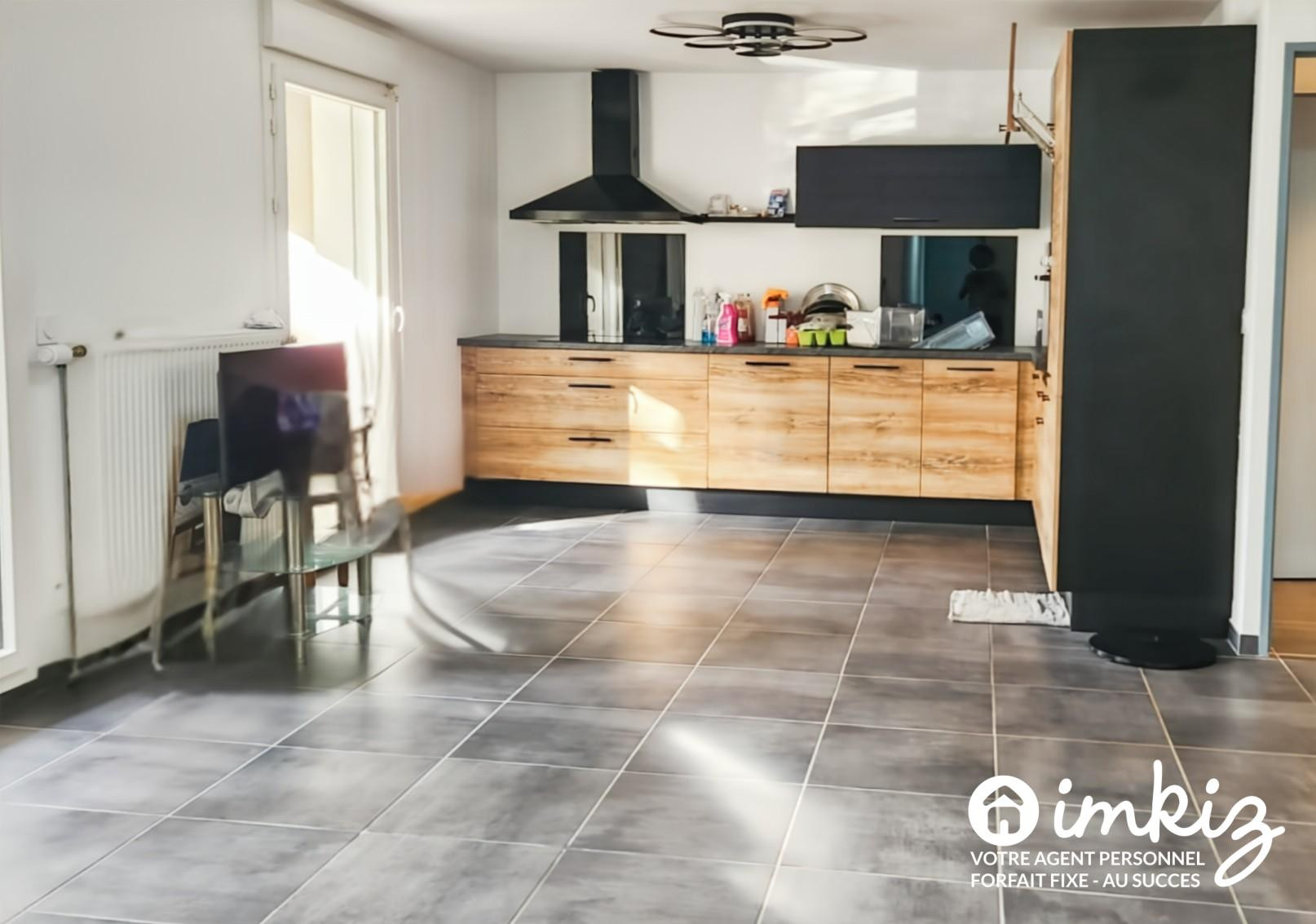 
                                                Vente
                                                 Appartement 3 pièces traversant avec balcon 10 m²