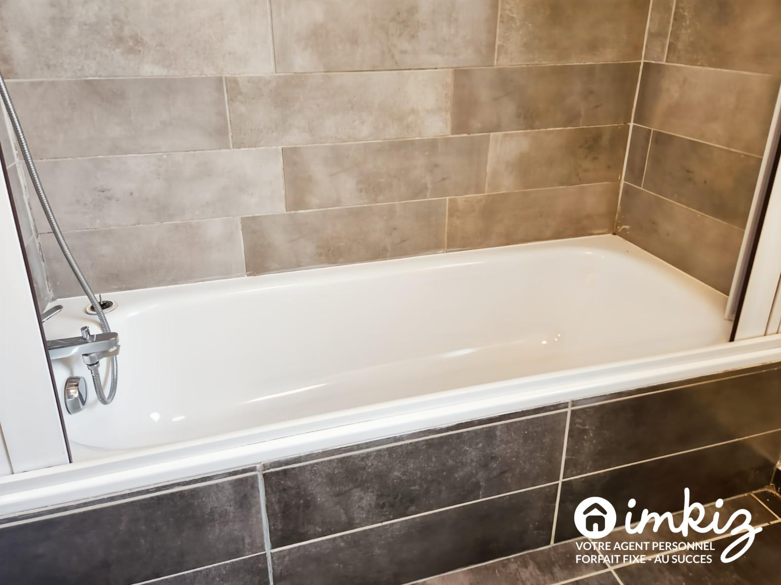 
                                                Vente
                                                 Appartement 3 pièces traversant avec balcon 10 m²