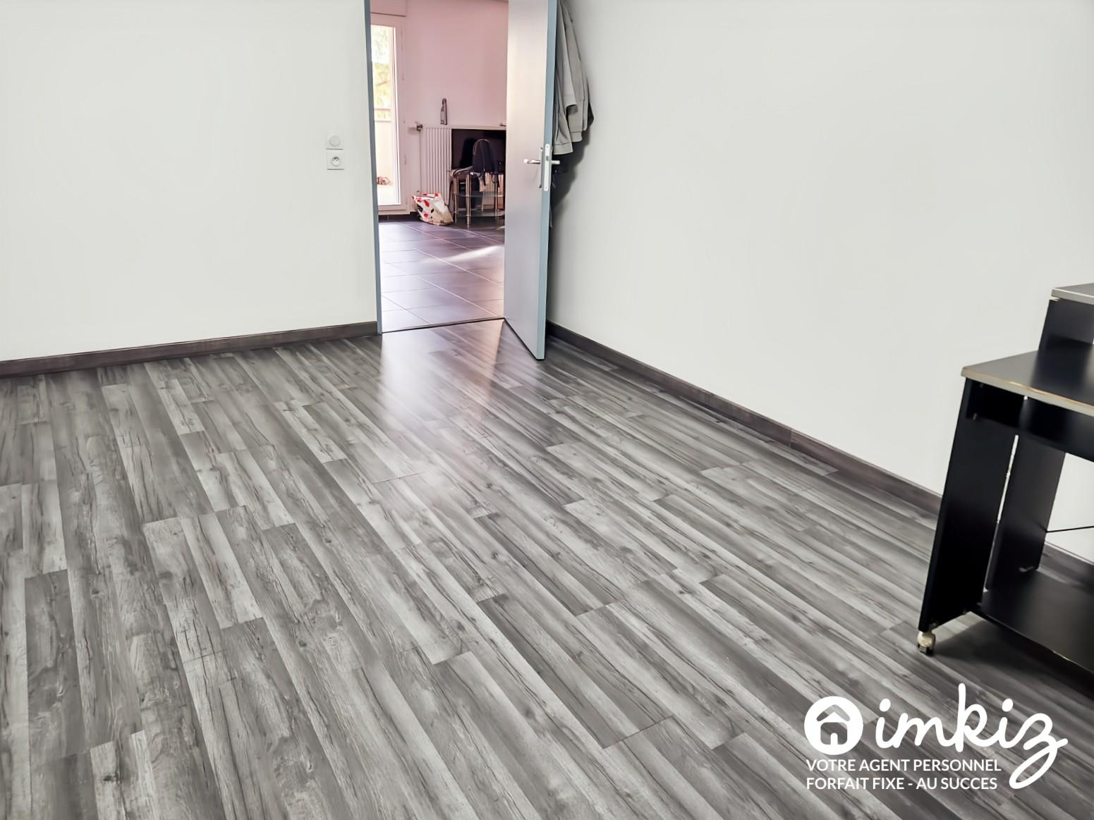 
                                                Vente
                                                 Appartement 3 pièces traversant avec balcon 10 m²