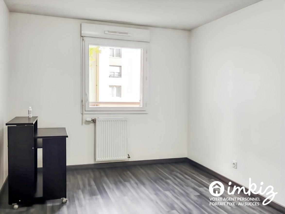 
                                                Vente
                                                 Appartement 3 pièces traversant avec balcon 10 m²