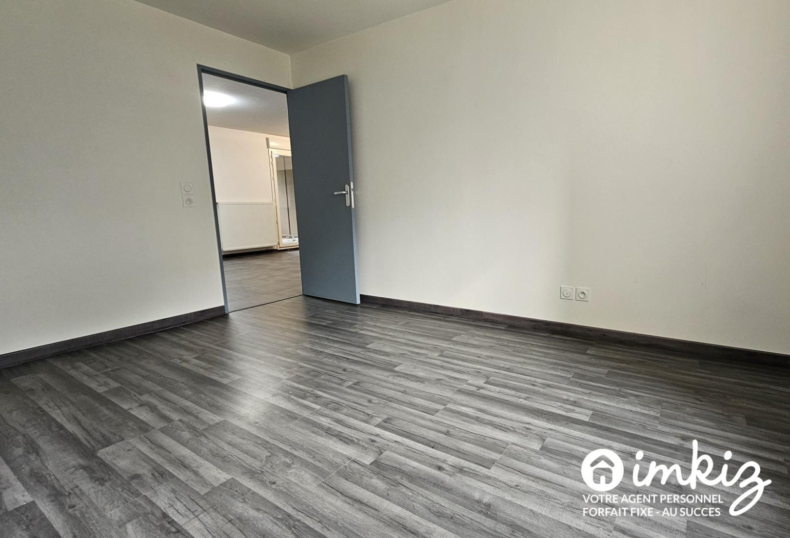 
                                                Vente
                                                 Appartement 3 pièces traversant avec balcon 10 m²