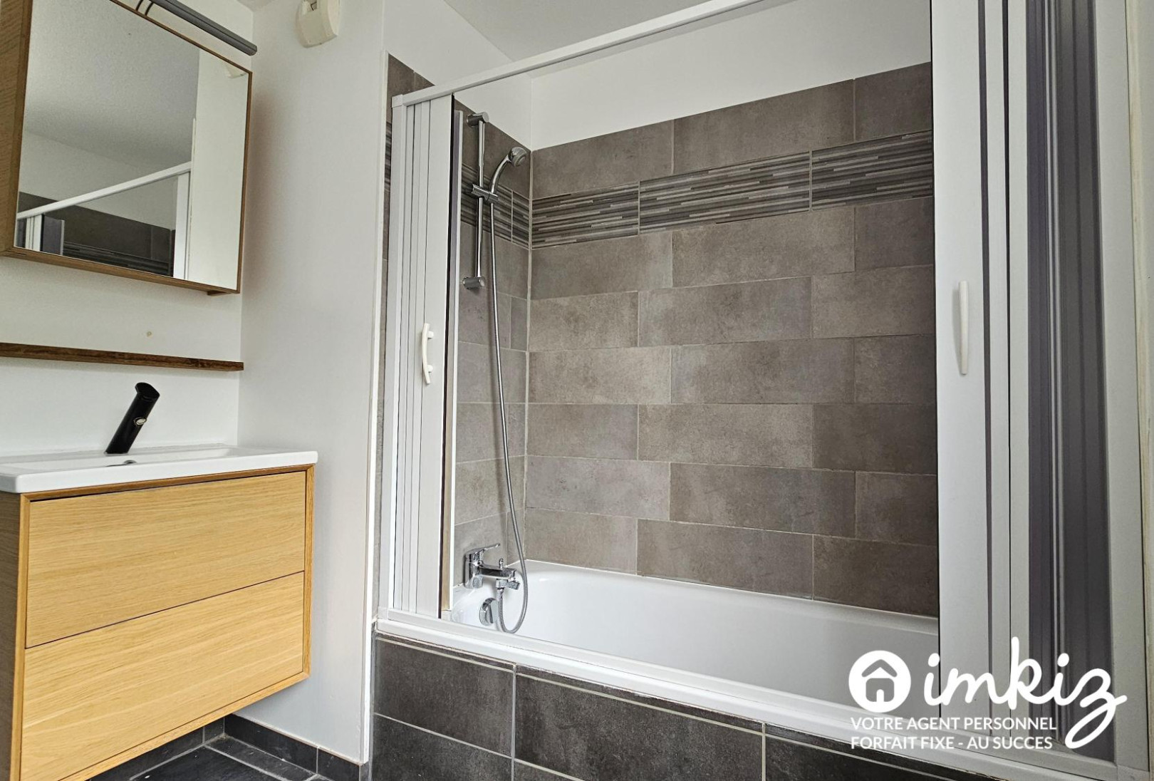 
                                                Vente
                                                 Appartement 3 pièces traversant avec balcon 10 m²