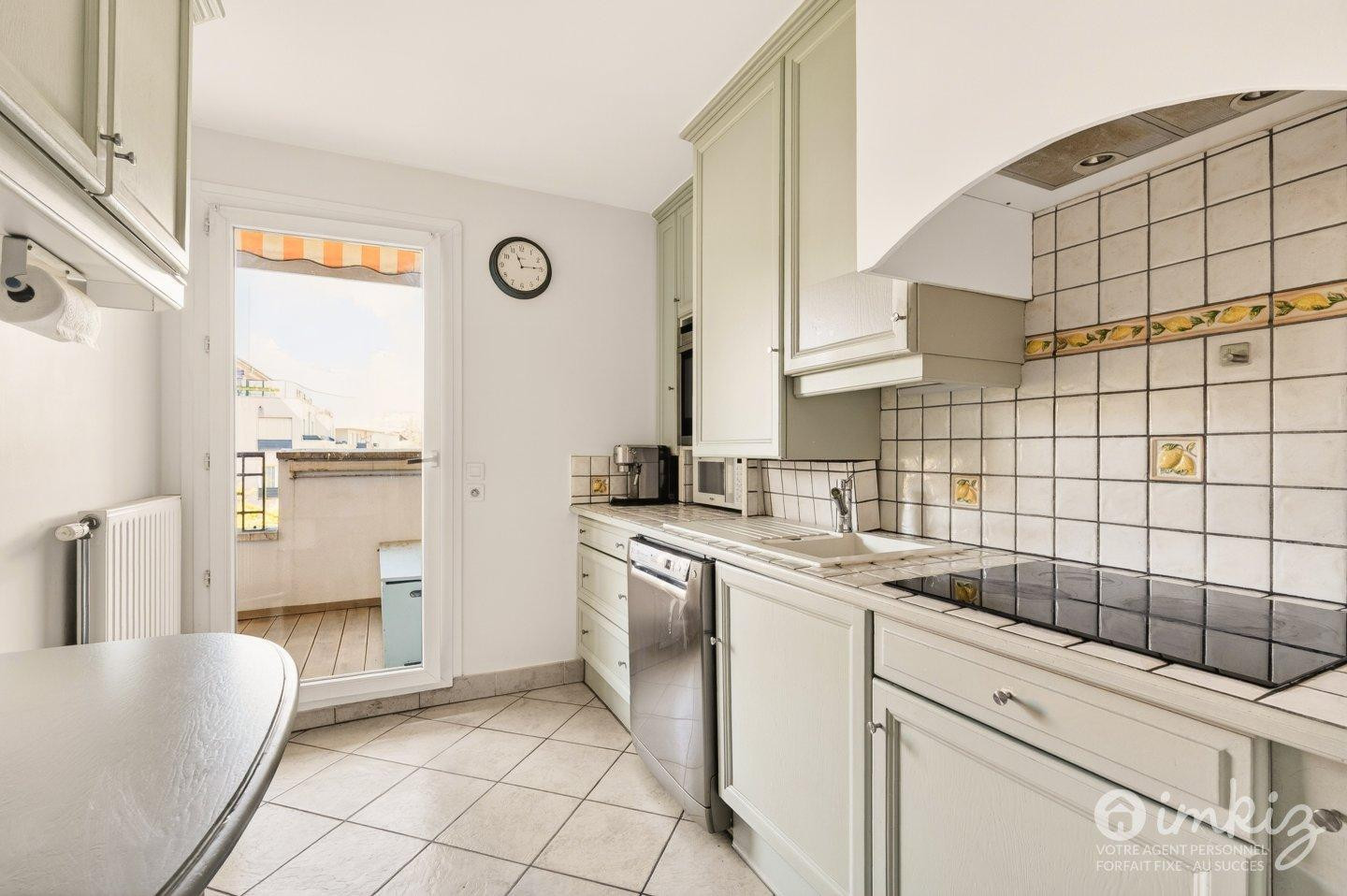 
                                                Vente
                                                 Appartement 3 pièces, traversant, balcon, parking.
