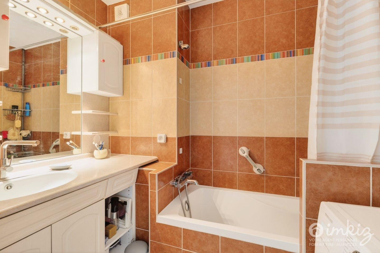 
                                                Vente
                                                 Appartement 3 pièces, traversant, balcon, parking.