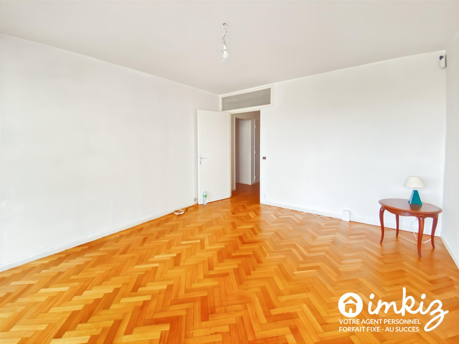 
                                                Vente
                                                 Appartement 3 pièces traversant belle vue 2 balcons 1 cave