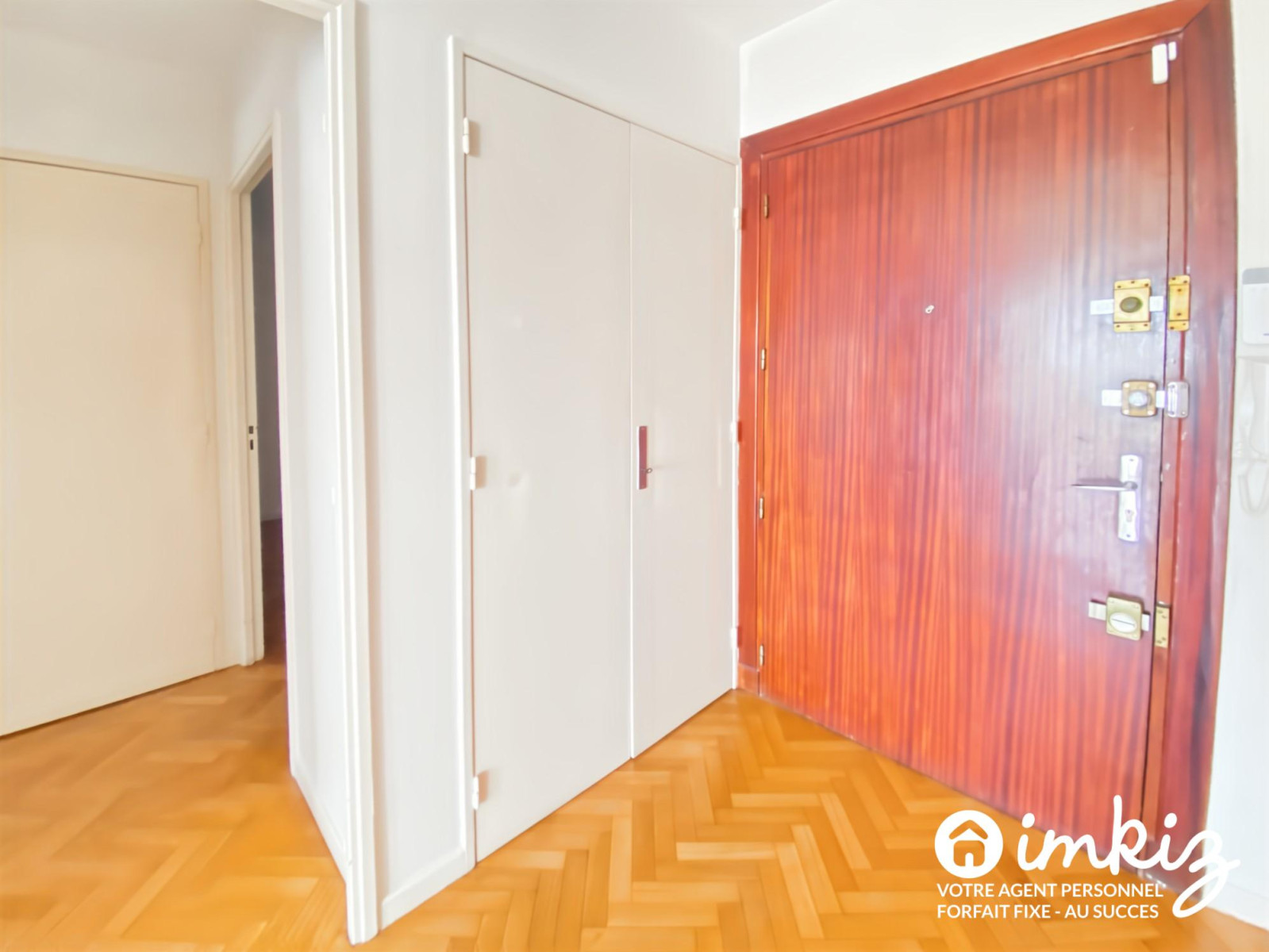 
                                                Vente
                                                 Appartement 3 pièces traversant belle vue 2 balcons 1 cave