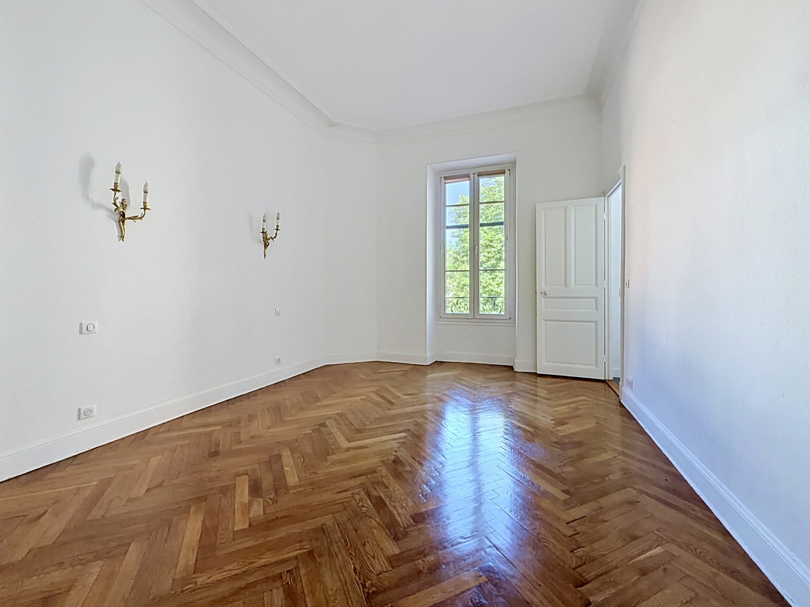 
                                                Vente
                                                 Appartement  - 4 pièces  - 141.0 m²