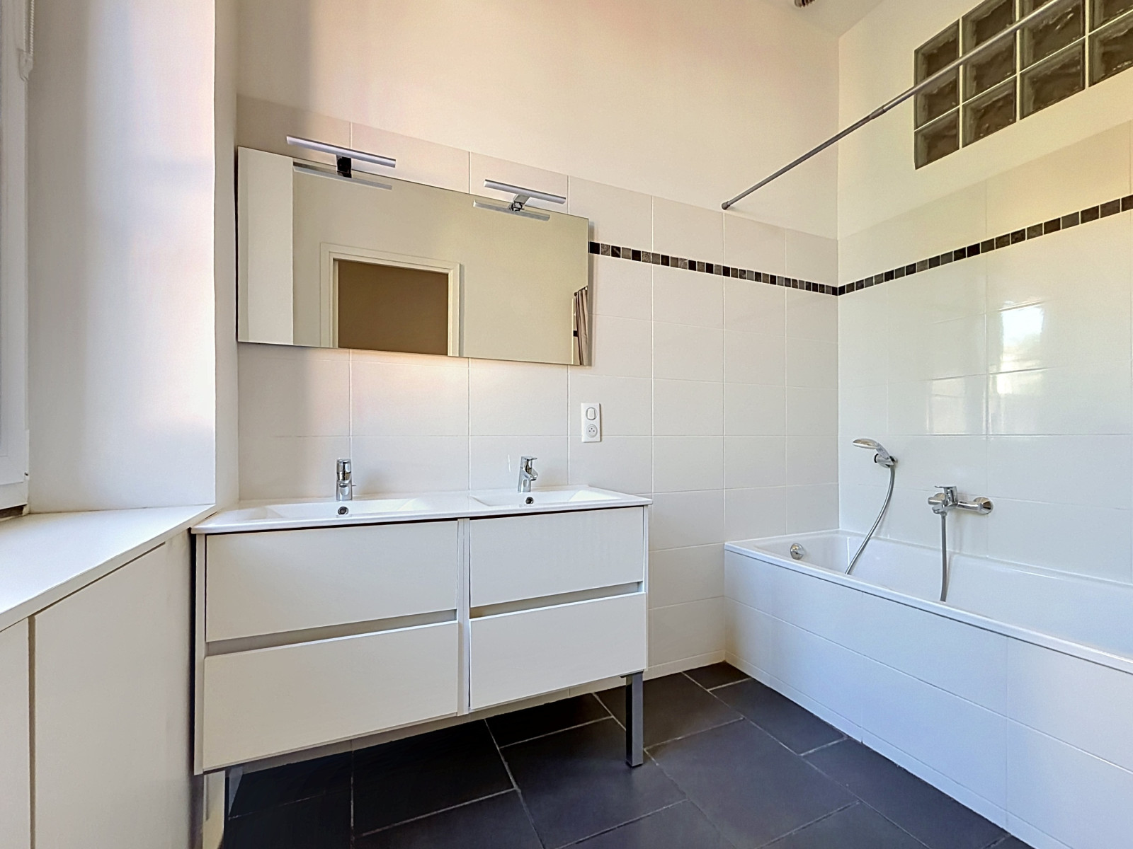 
                                                Vente
                                                 Appartement  - 4 pièces  - 141.0 m²