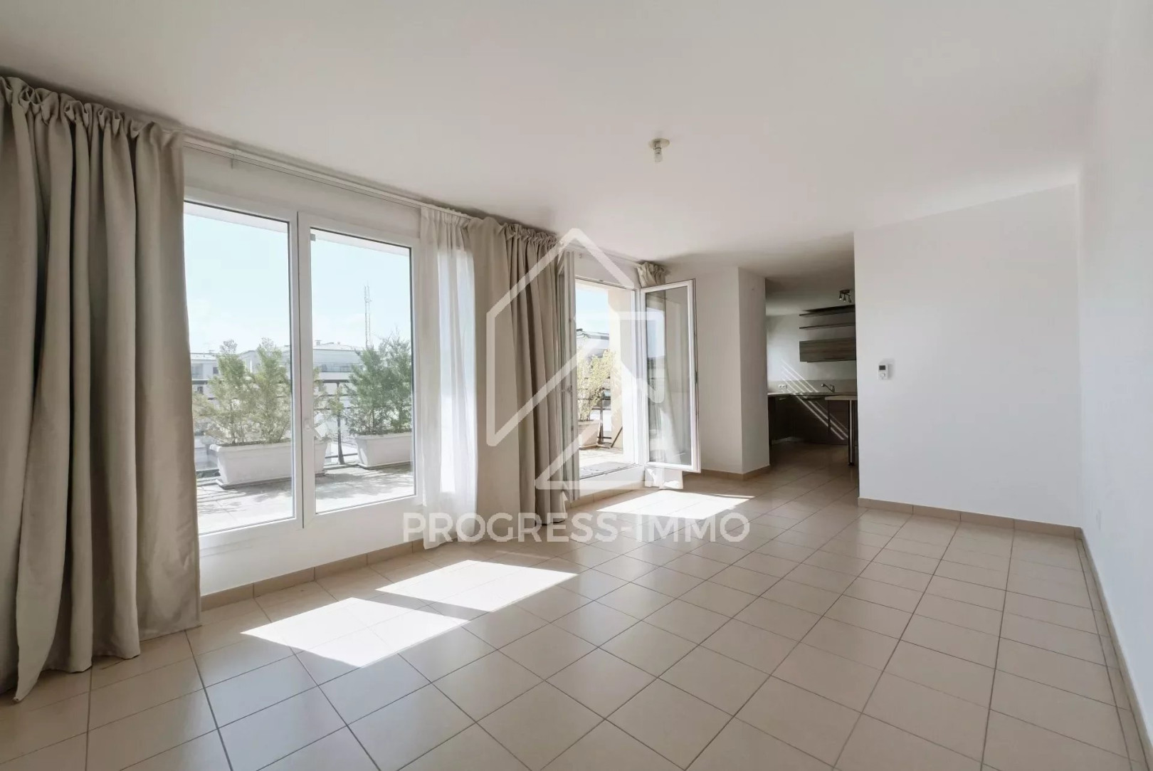 
                                                Location
                                                 Appartement 4 pièces 83m² récent dernier étage double box