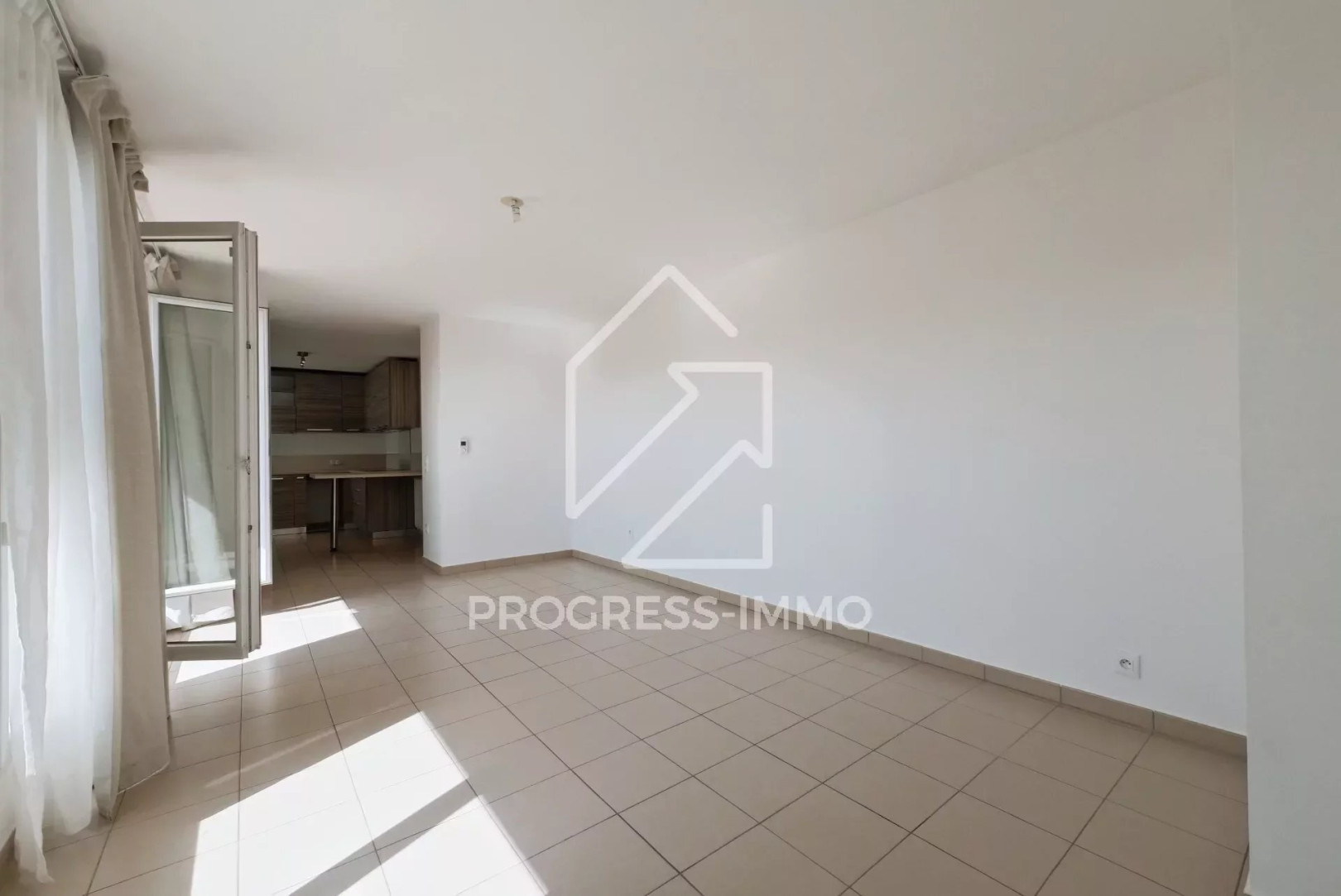 
                                                Location
                                                 Appartement 4 pièces 83m² récent dernier étage double box