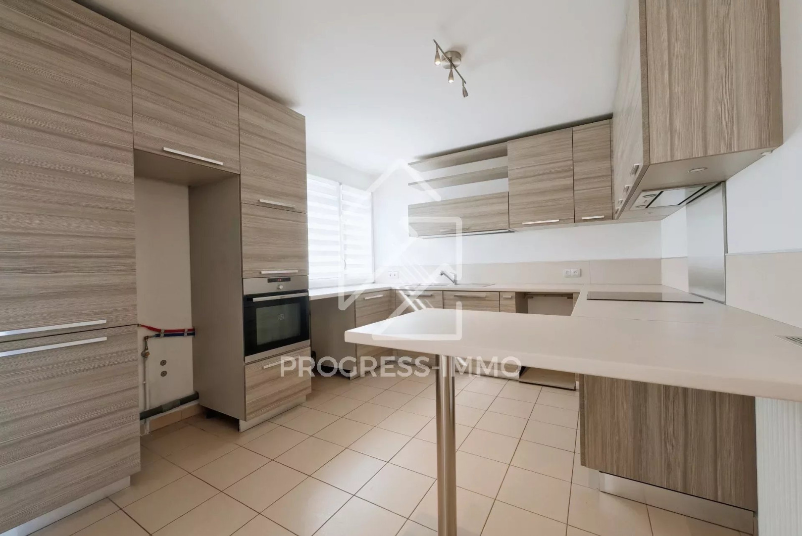 
                                                Location
                                                 Appartement 4 pièces 83m² récent dernier étage double box