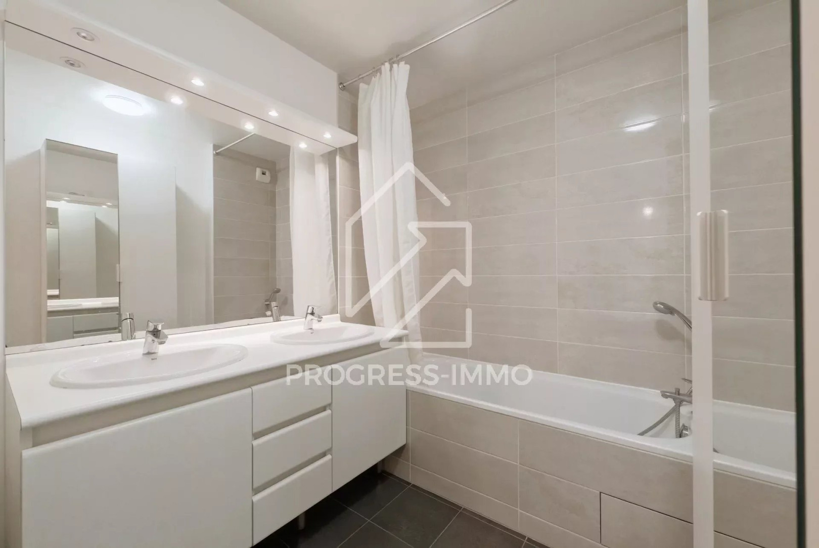 
                                                Location
                                                 Appartement 4 pièces 83m² récent dernier étage double box