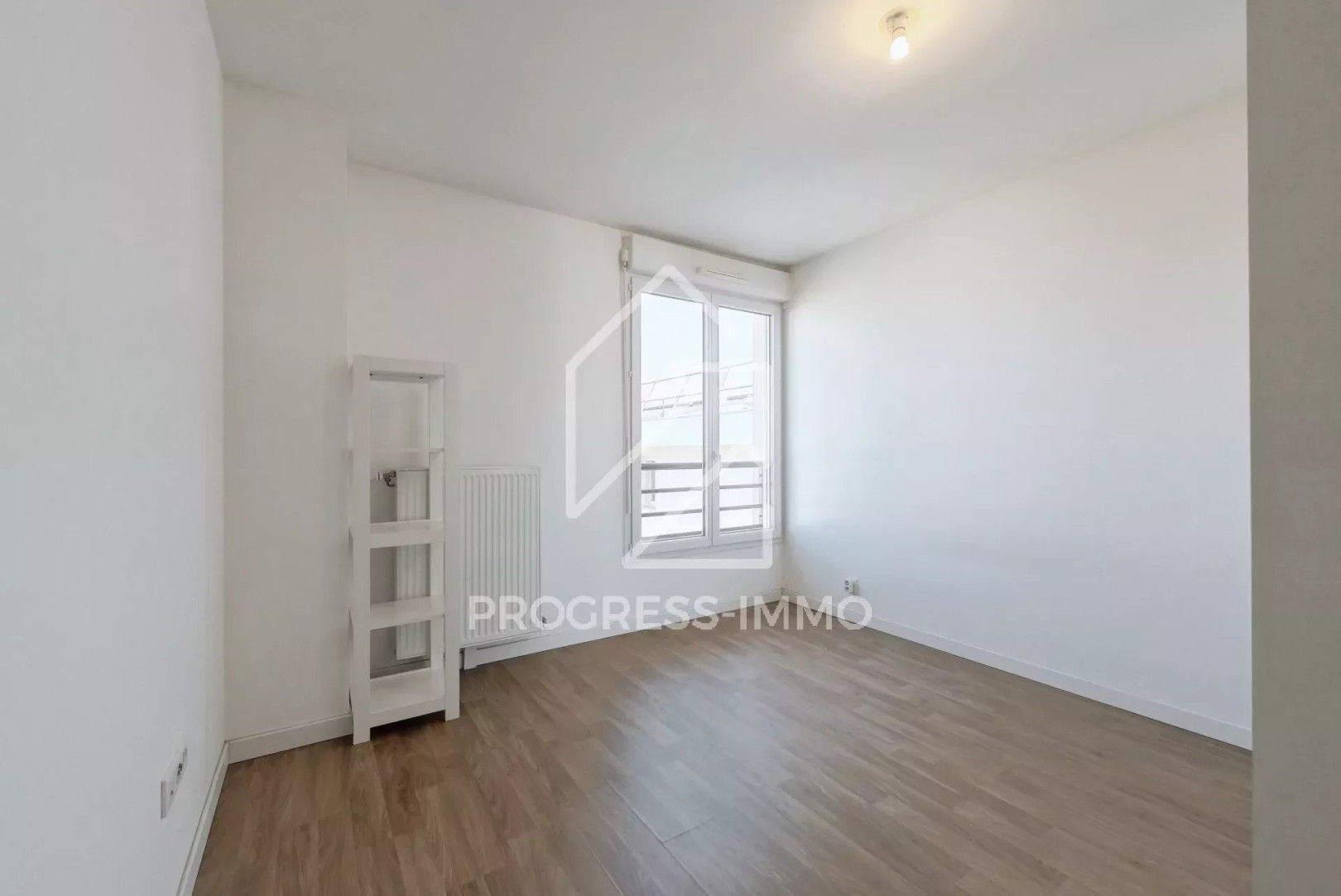 
                                                Location
                                                 Appartement 4 pièces 83m² récent dernier étage double box