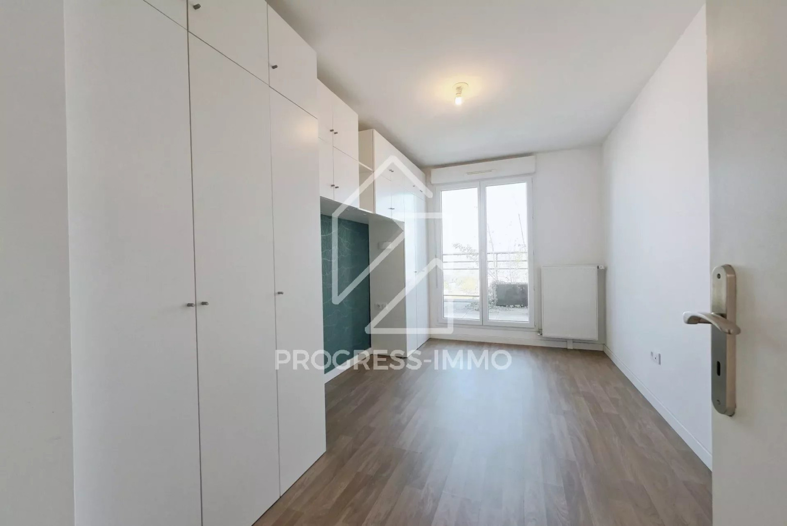 
                                                Location
                                                 Appartement 4 pièces 83m² récent dernier étage double box