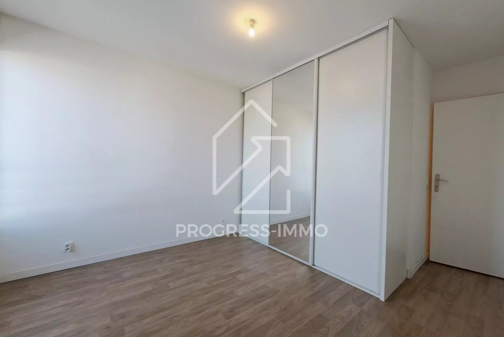 
                                                Location
                                                 Appartement 4 pièces 83m² récent dernier étage double box