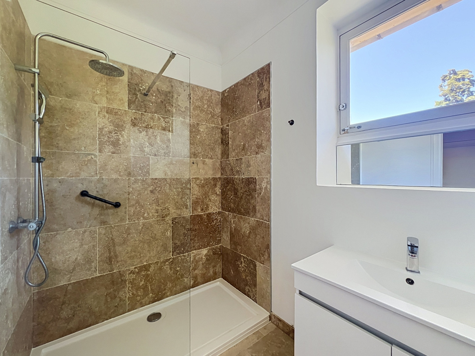 
                                                Location
                                                 Appartement  - 4 pièces  - 97.54 m²