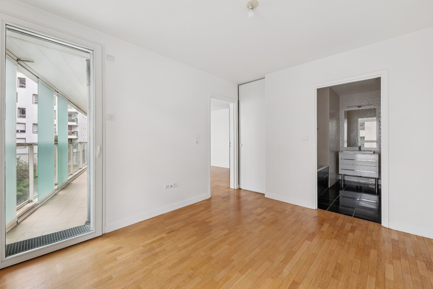 
                                                Vente
                                                 Appartement 4 pièces avec balcon + Parking