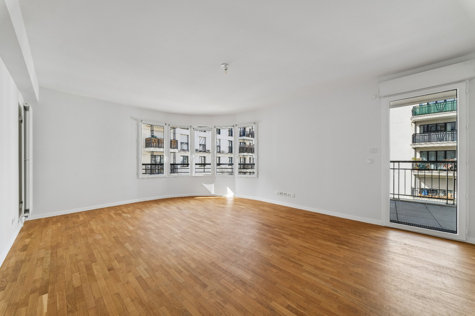 
                                                Vente
                                                 Appartement 4 pièces avec balcon - Suresnes