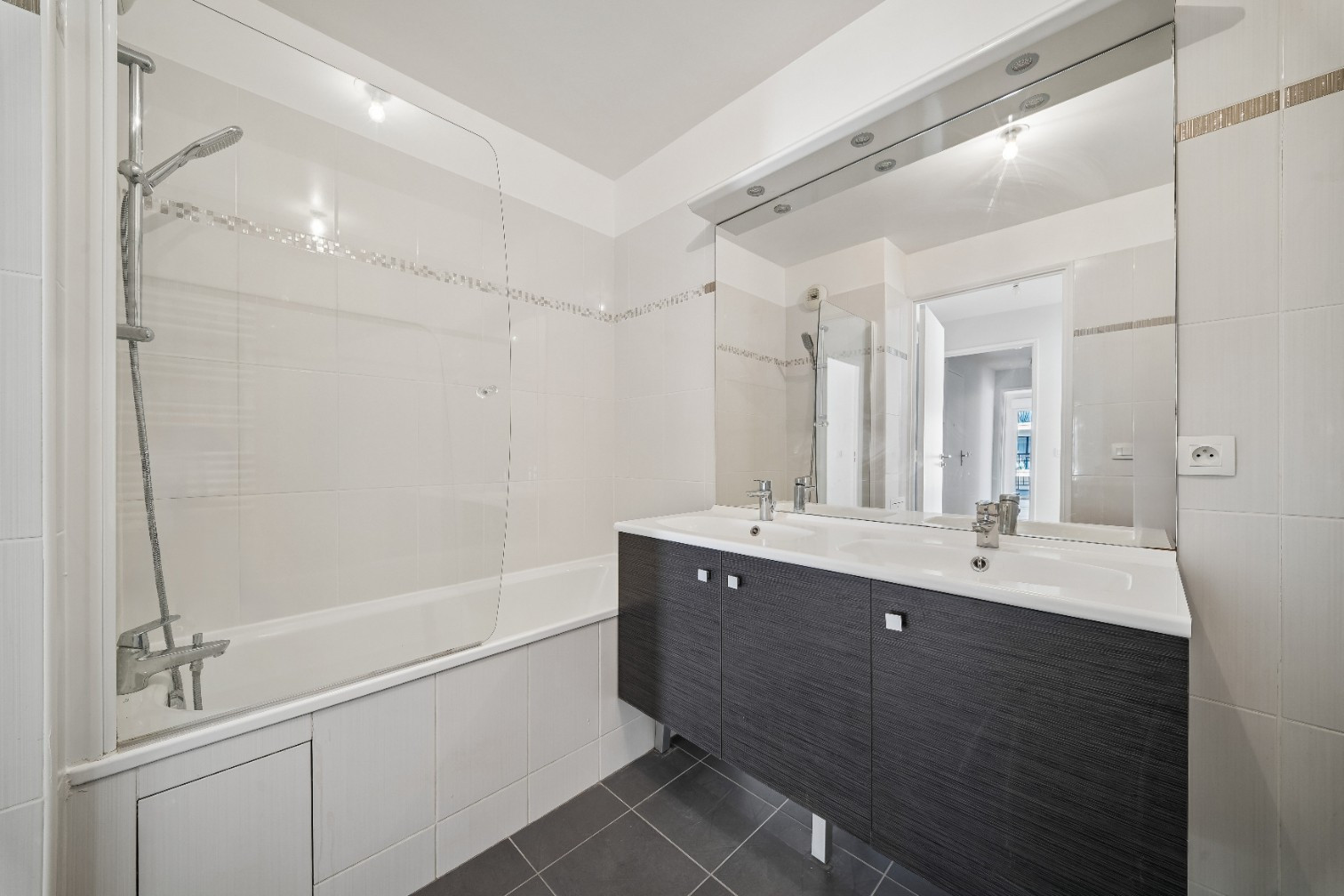 
                                                Vente
                                                 Appartement 4 pièces avec balcon - Suresnes