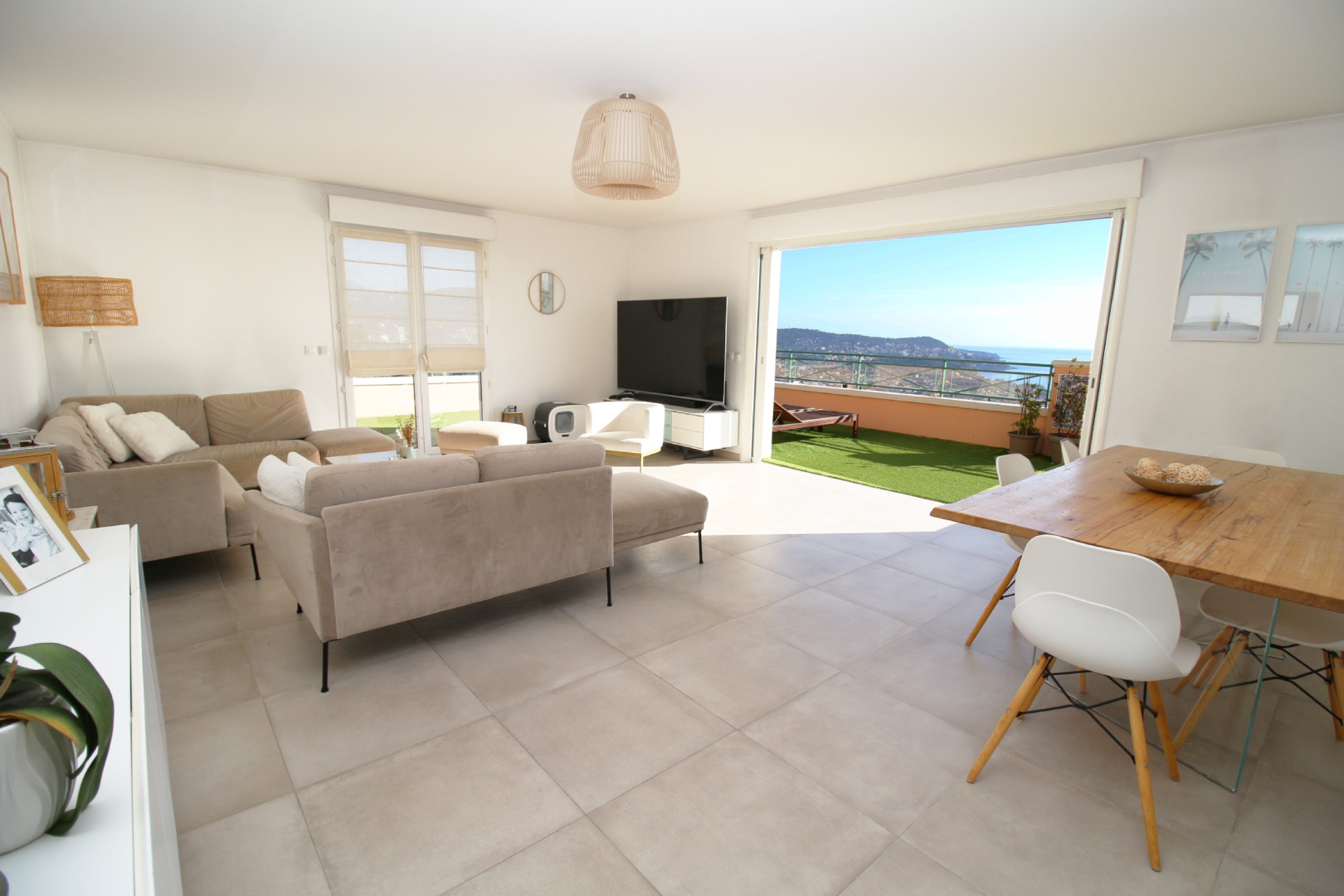 
                                                Vente
                                                 Appartement 4 pièces dernier etage Vue mer panoramique a vendre