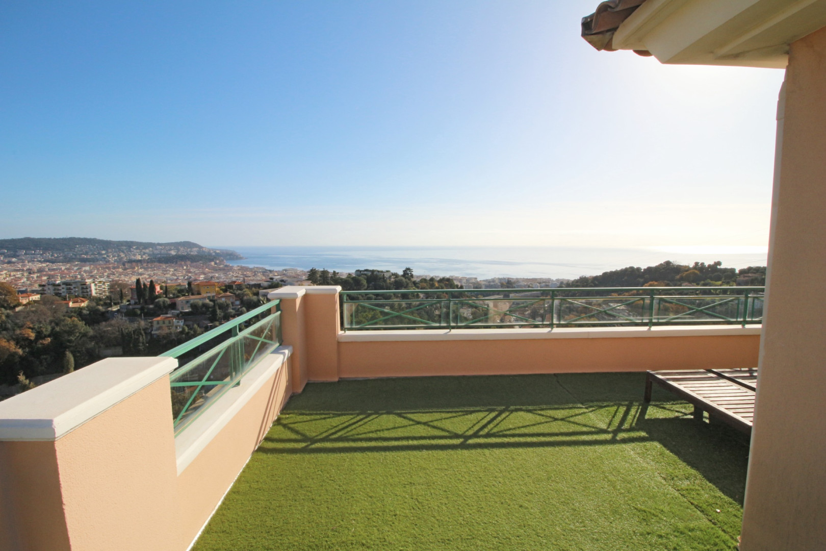 
                                                Vente
                                                 Appartement 4 pièces dernier etage Vue mer panoramique a vendre