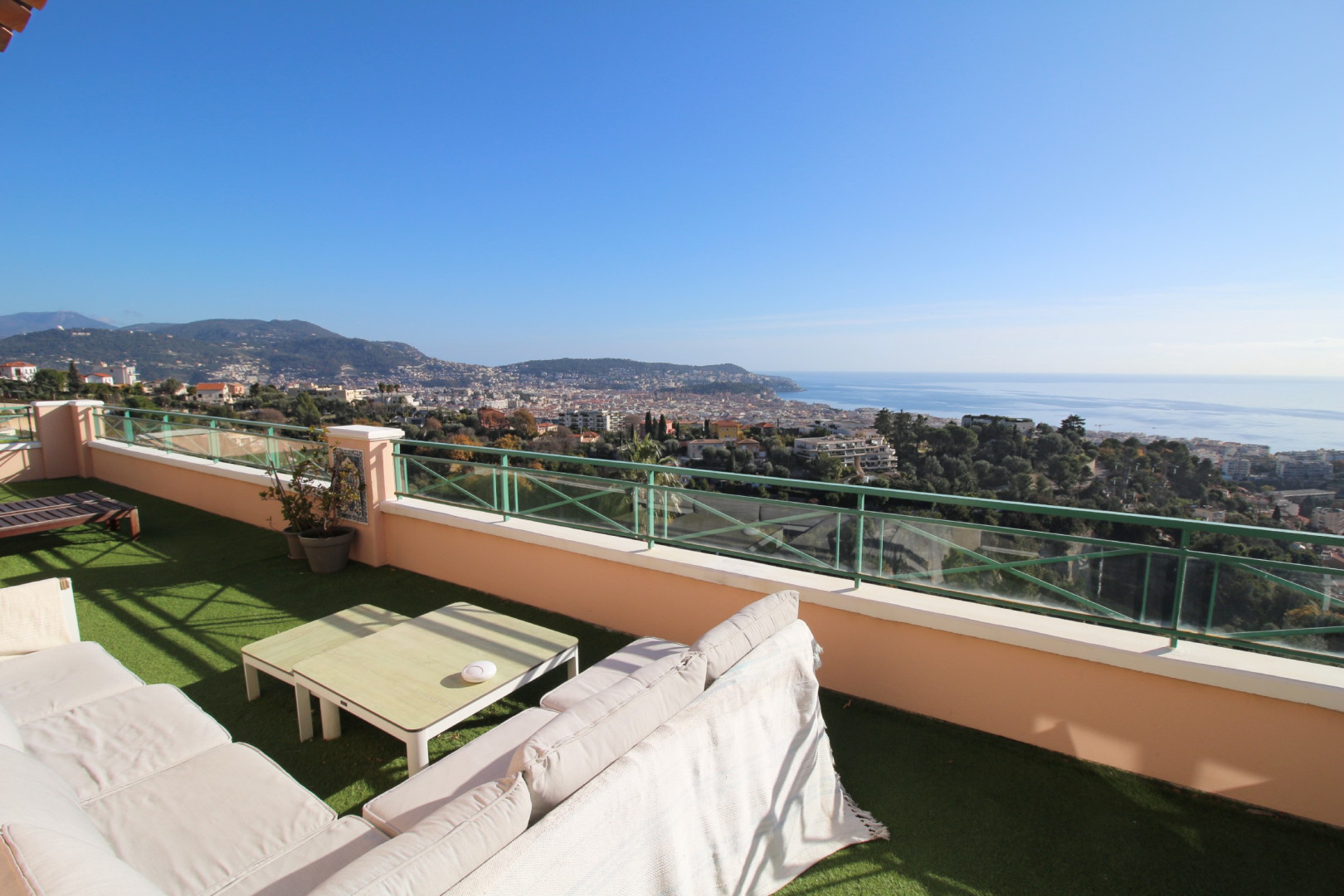 
                                                Vente
                                                 Appartement 4 pièces dernier etage Vue mer panoramique a vendre