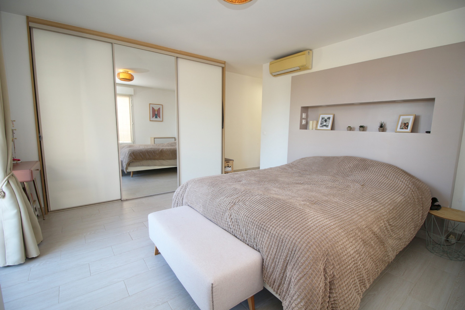 
                                                Vente
                                                 Appartement 4 pièces dernier etage Vue mer panoramique a vendre