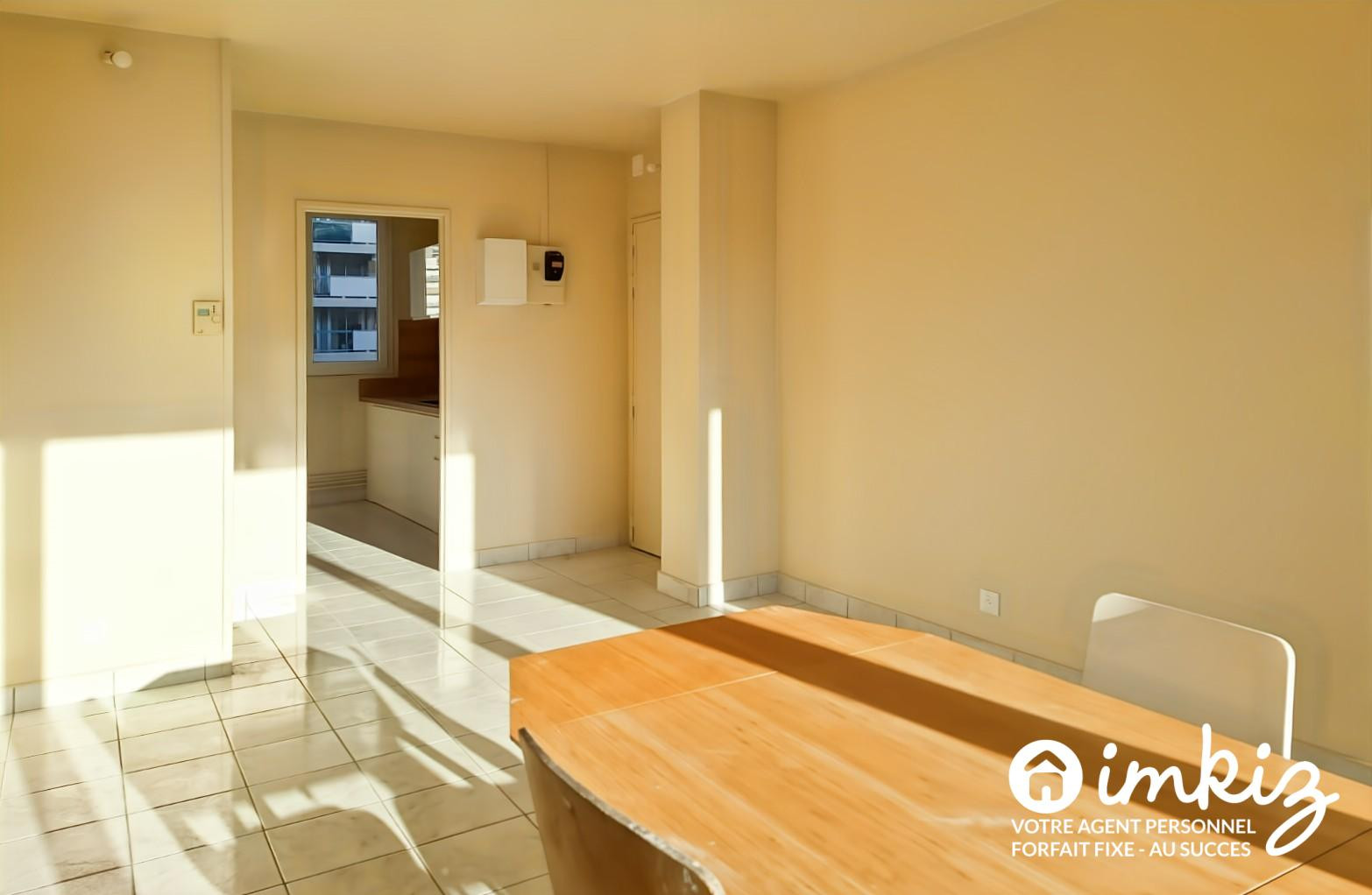 
                                                Location
                                                 Appartement 4 pièces refait à neuf